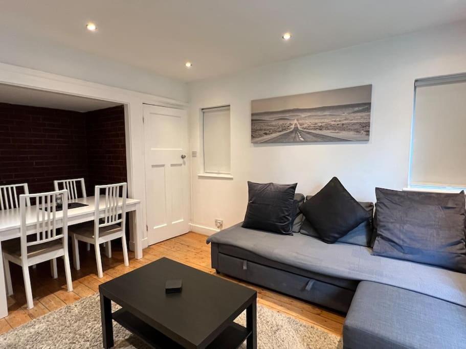 3 Bed Luxury House, 10 Min Walk To Underground Holiday home London