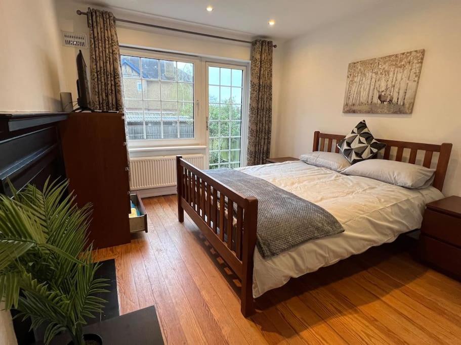 3 Bed Luxury House, 10 Min Walk To Underground Holiday home