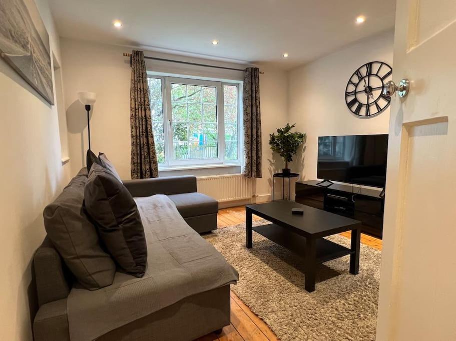 Hébergement de vacances 3 Bed Luxury House, 10 Min Walk To Underground *