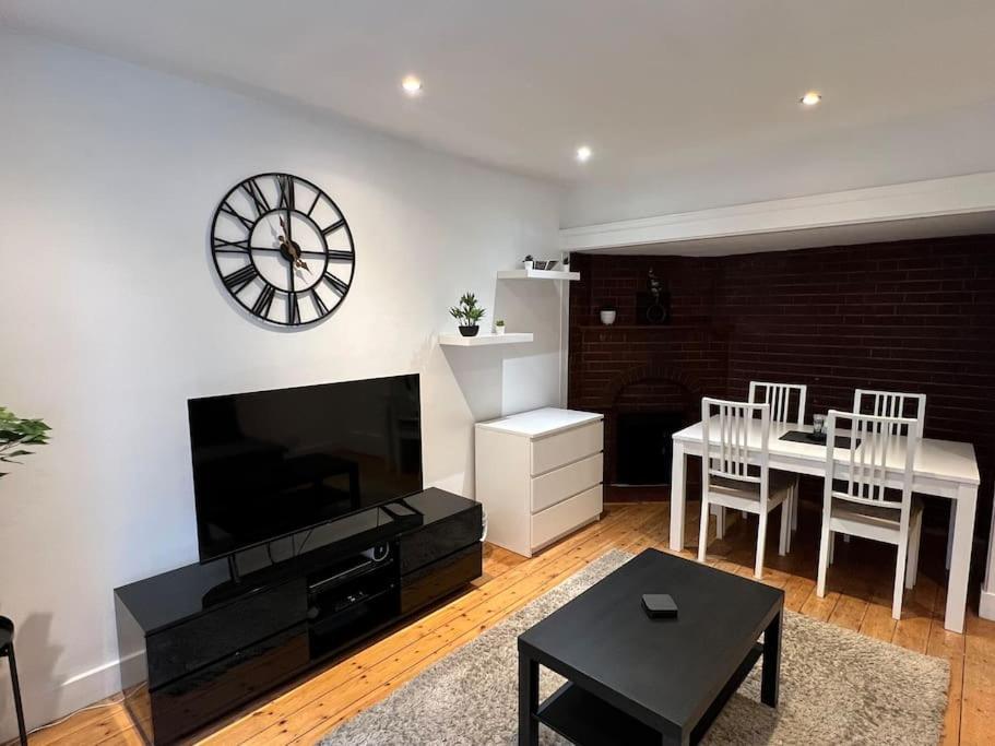3 Bed Luxury House, 10 Min Walk To Underground London