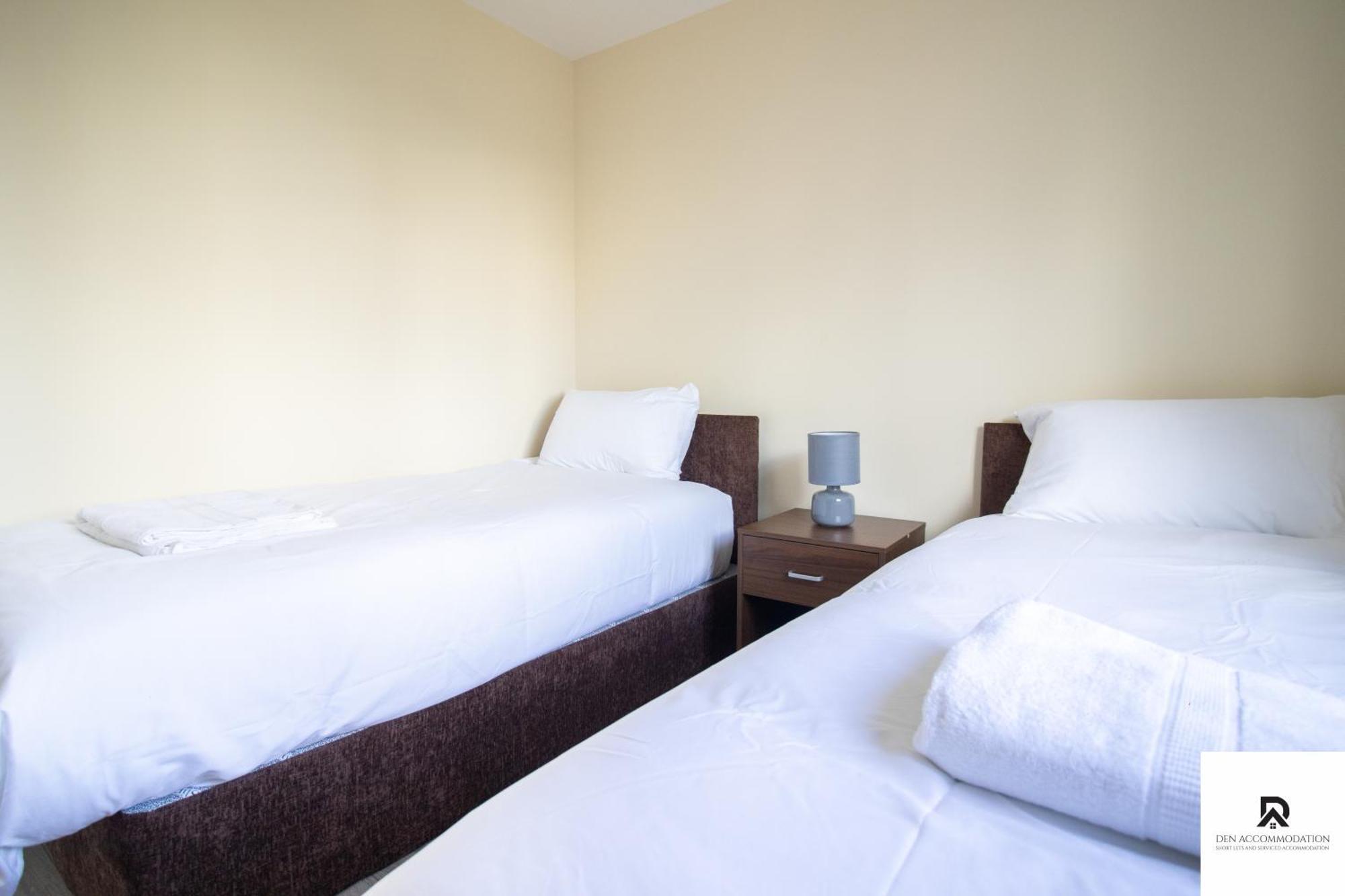 Newly Launched Two Bedroom House By Den Short Lets & Serviced With Garden Casa de férias *