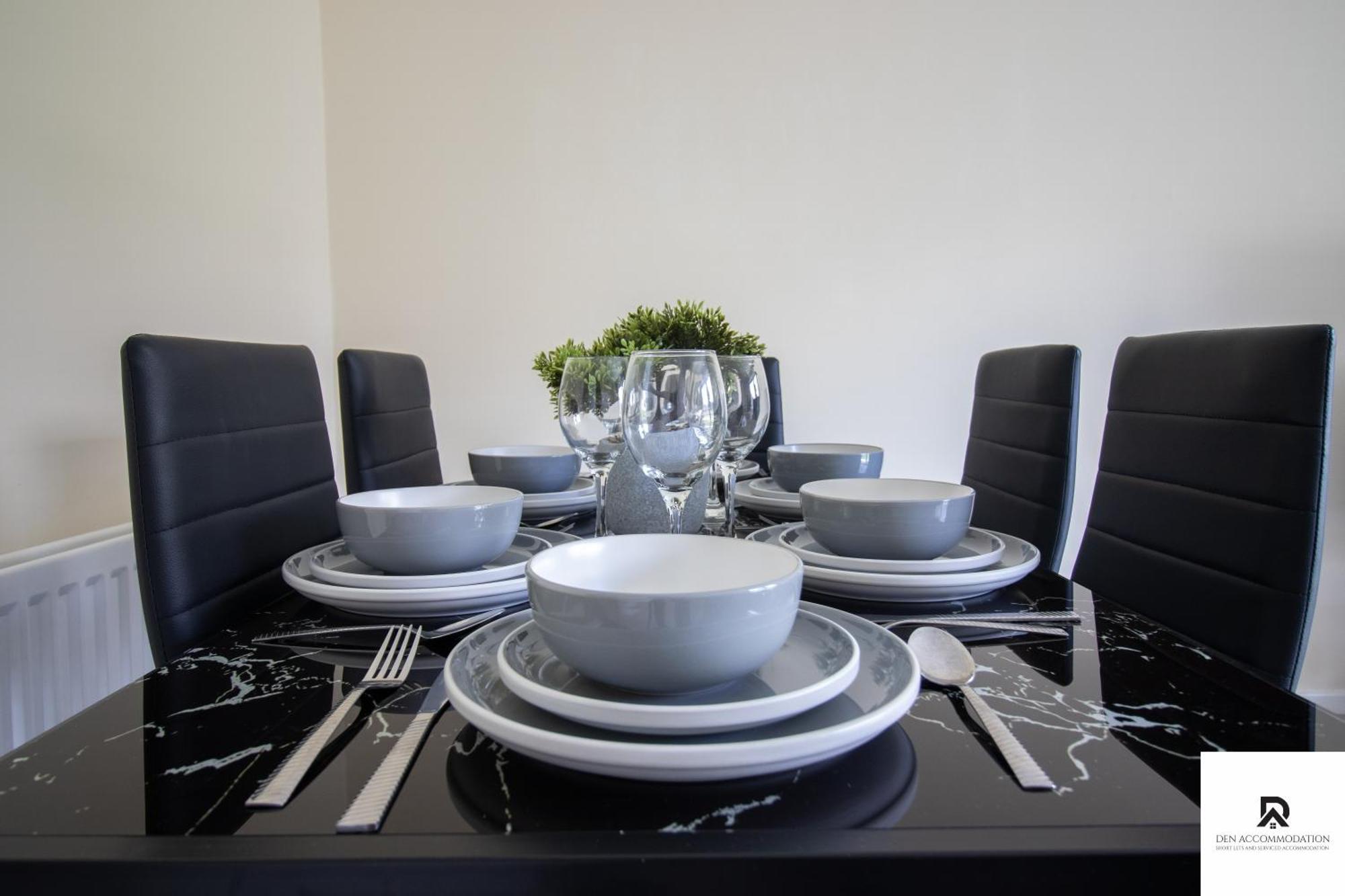 Newly Launched Two Bedroom House By Den Short Lets & Serviced With Garden Hébergement de vacances Londres