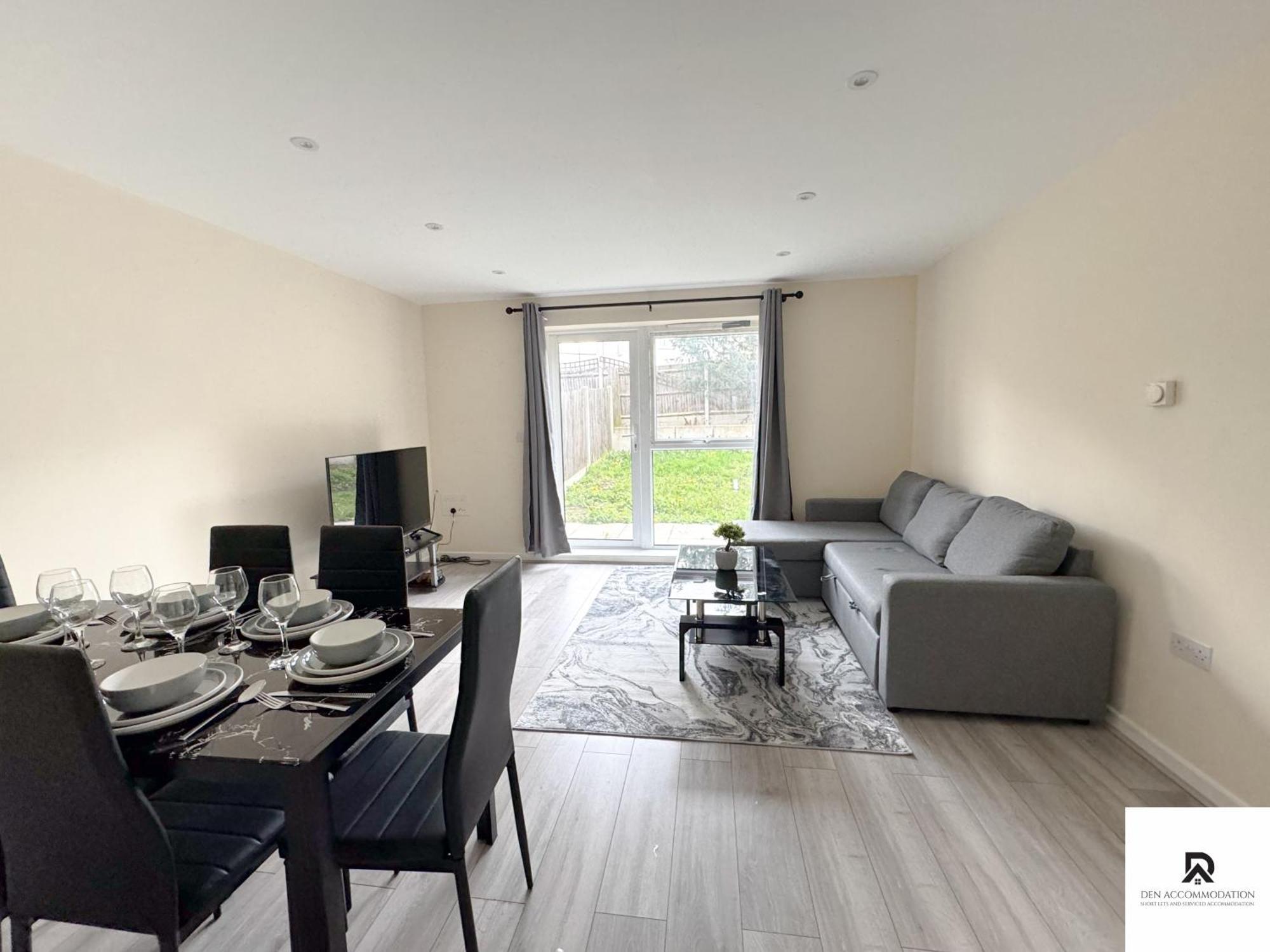 Hébergement de vacances Newly Launched Two Bedroom House By Den Short Lets & Serviced With Garden *