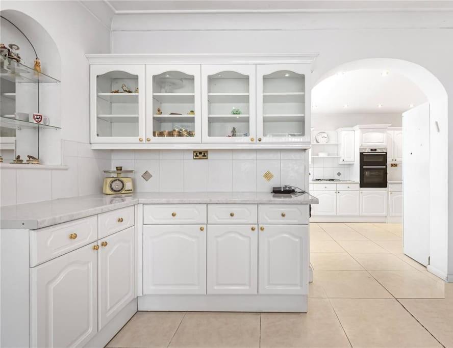 Large 5 Bedroom House In Finchley