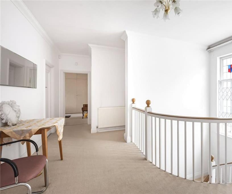 Large 5 Bedroom House In Finchley *