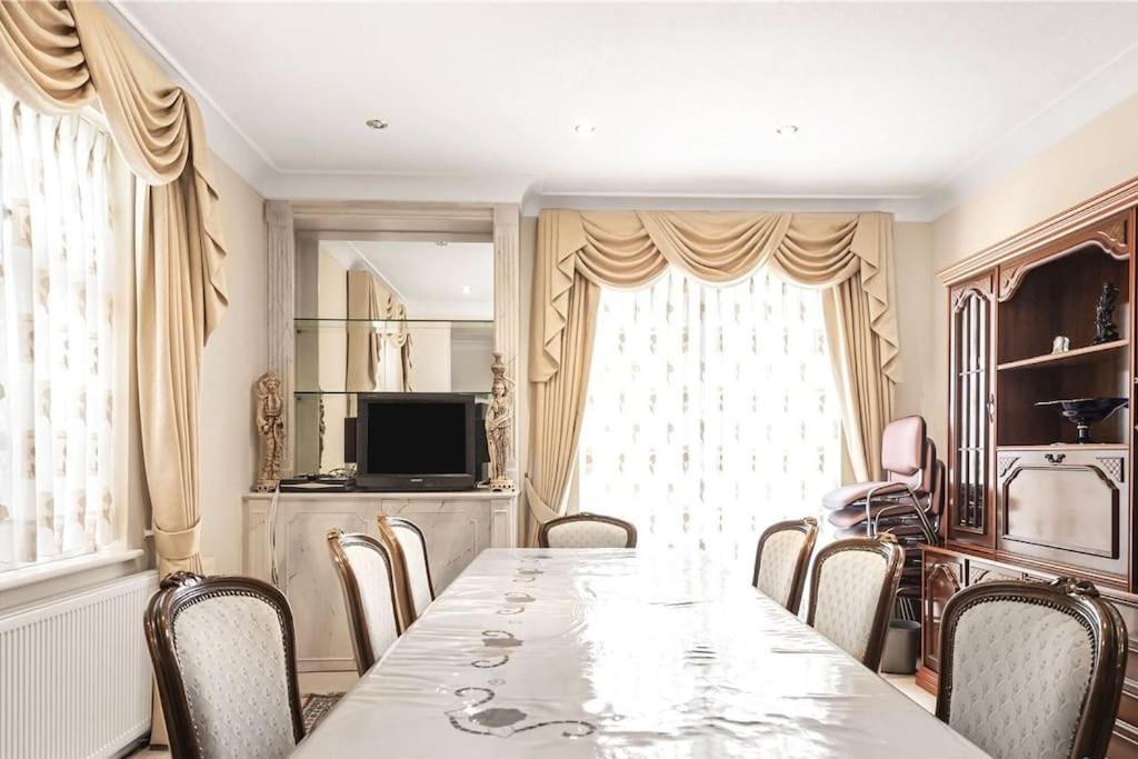 Large 5 Bedroom House In Finchley Apartamento