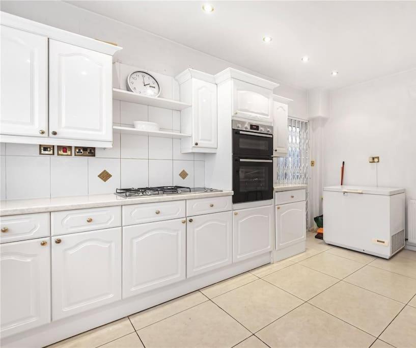 Large 5 Bedroom House In Finchley * Londres