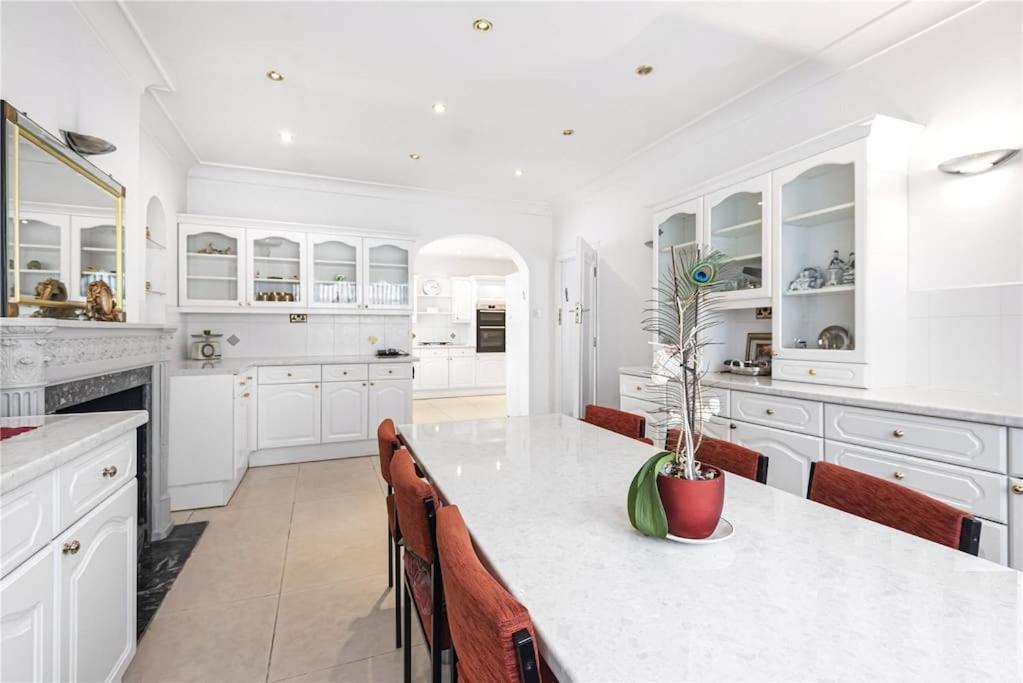 Large 5 Bedroom House In Finchley Appartement