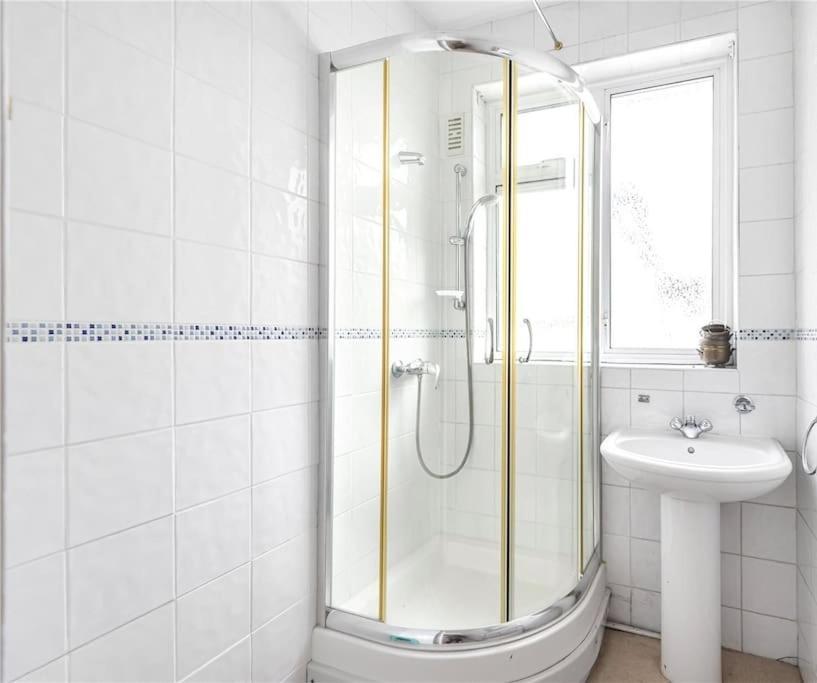 Large 5 Bedroom House In Finchley * Londres