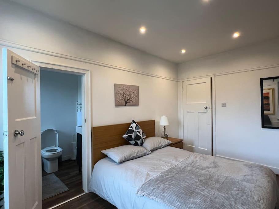 3 Bed Luxury House, 10 Min Walk To Underground Holiday home