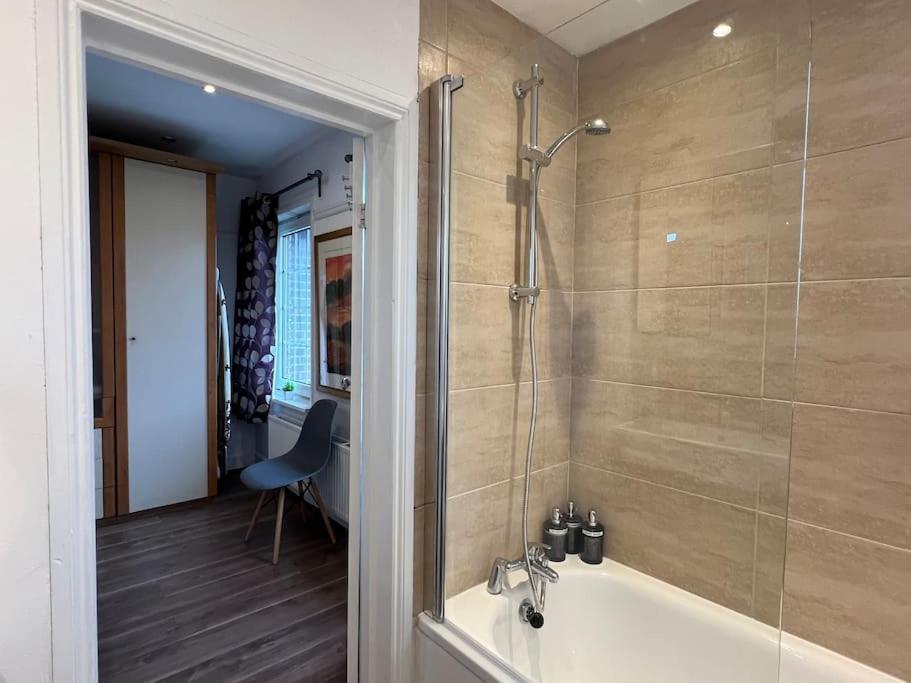 3 Bed Luxury House, 10 Min Walk To Underground Holiday home *