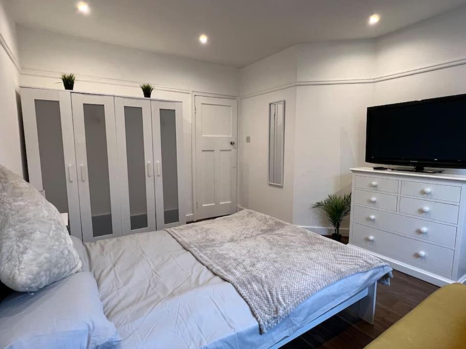 Holiday home 3 Bed Luxury House, 10 Min Walk To Underground
