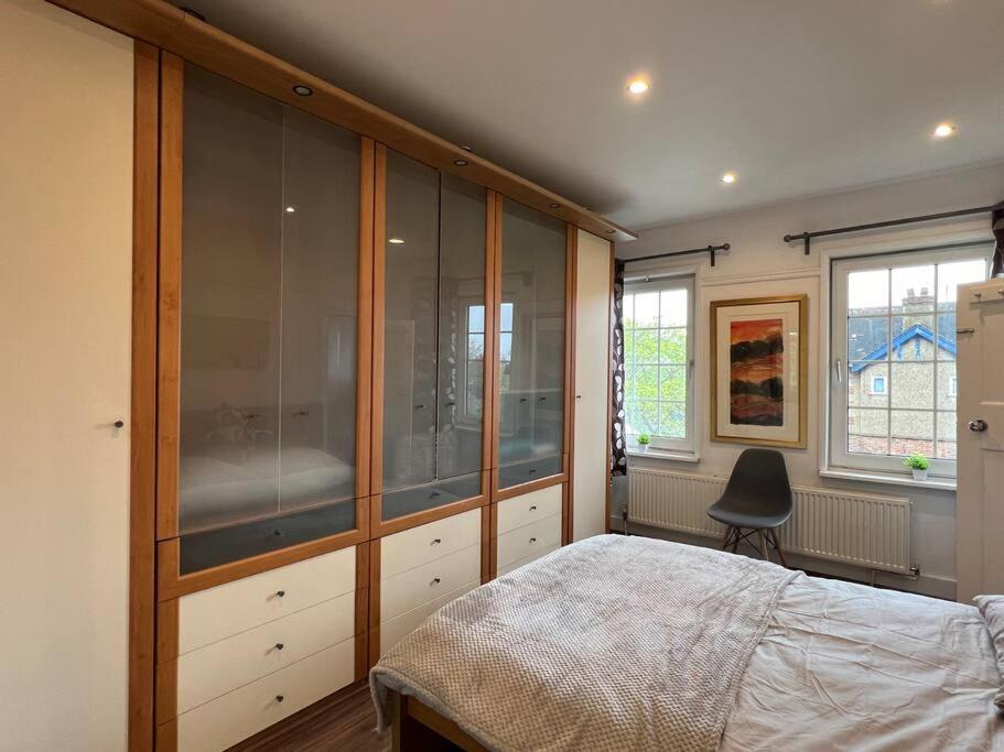 3 Bed Luxury House, 10 Min Walk To Underground Holiday home