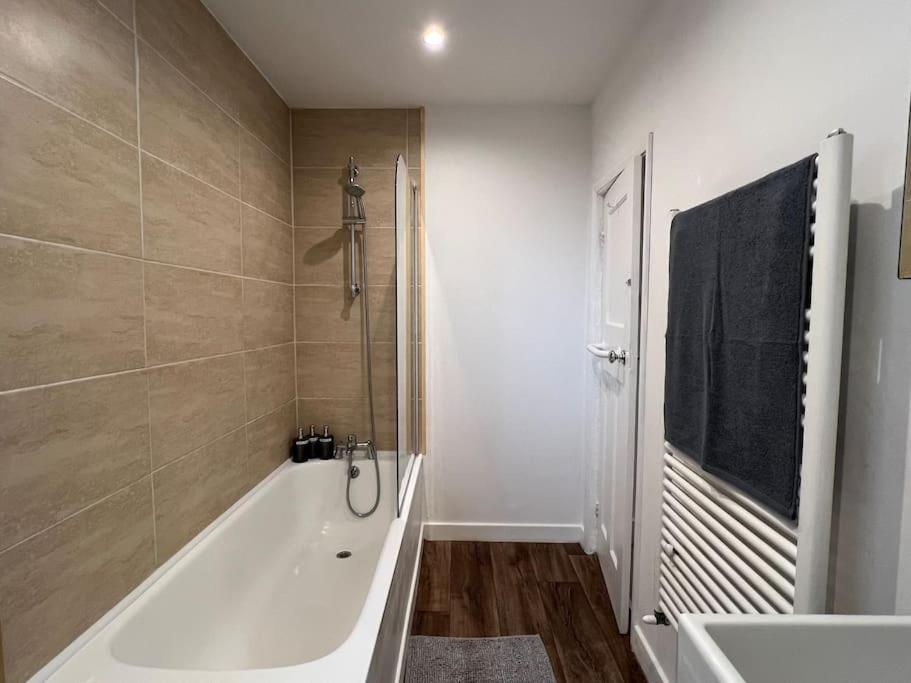 Holiday home 3 Bed Luxury House, 10 Min Walk To Underground *