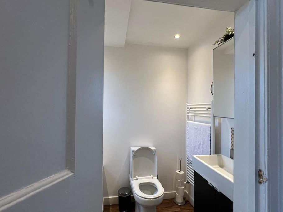 3 Bed Luxury House, 10 Min Walk To Underground Hébergement de vacances
