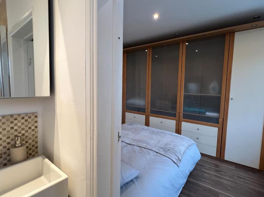 Holiday home 3 Bed Luxury House, 10 Min Walk To Underground *