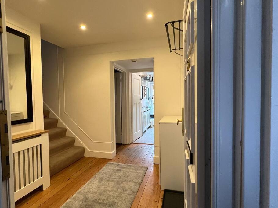 Hébergement de vacances 3 Bed Luxury House, 10 Min Walk To Underground Londres