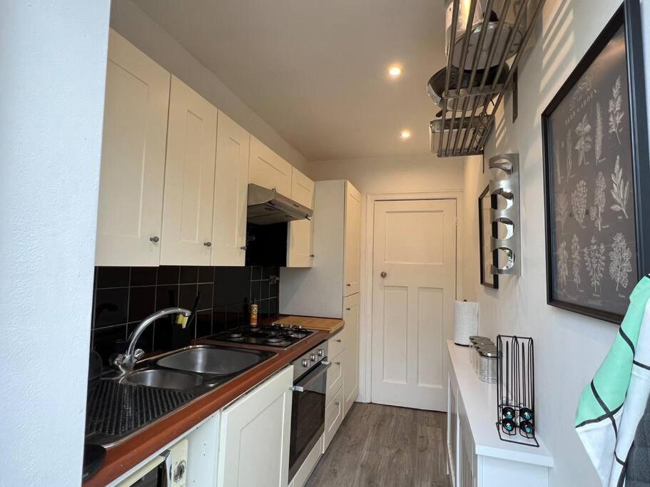 3 Bed Luxury House, 10 Min Walk To Underground Holiday home London
