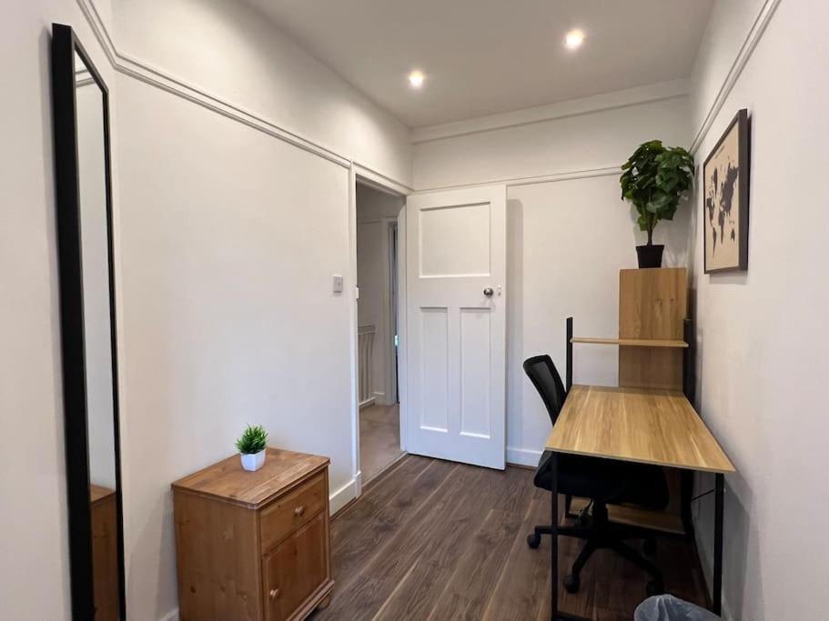 Holiday home 3 Bed Luxury House, 10 Min Walk To Underground