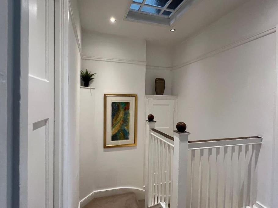 3 Bed Luxury House, 10 Min Walk To Underground London