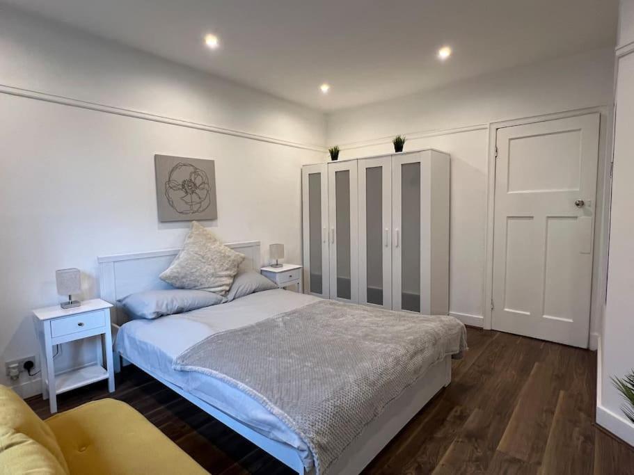 3 Bed Luxury House, 10 Min Walk To Underground * London
