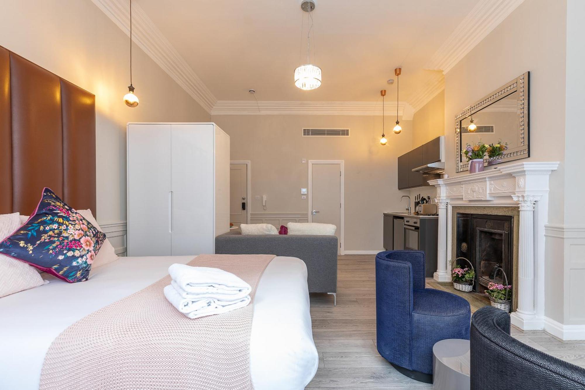 Air Conditioned High St Kensington Apartment London