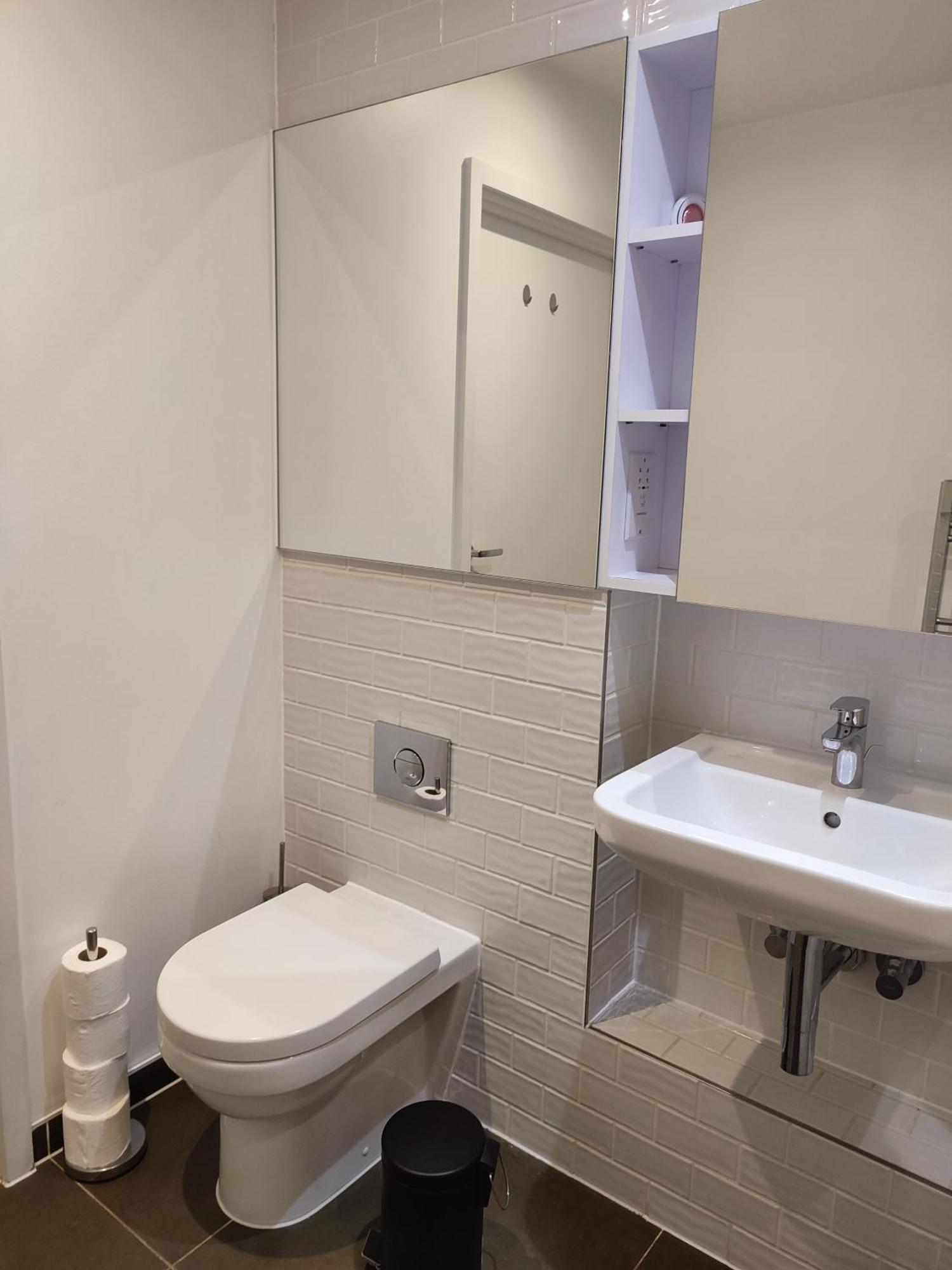2 Bedroom 2 Bath 1 Ensuite In Roya Asenal Beautiful Views & Parking Apartment London