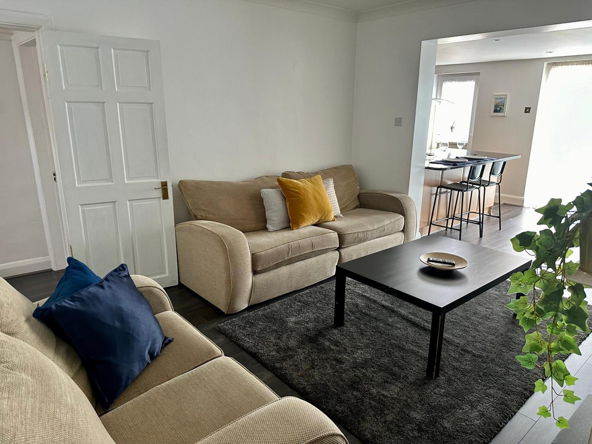 Hébergement de vacances Modern Four Bedroom Semi-detached House With Off Street Parking 8 Min Drive To Wembley Stadium, 5 Miles To Londres