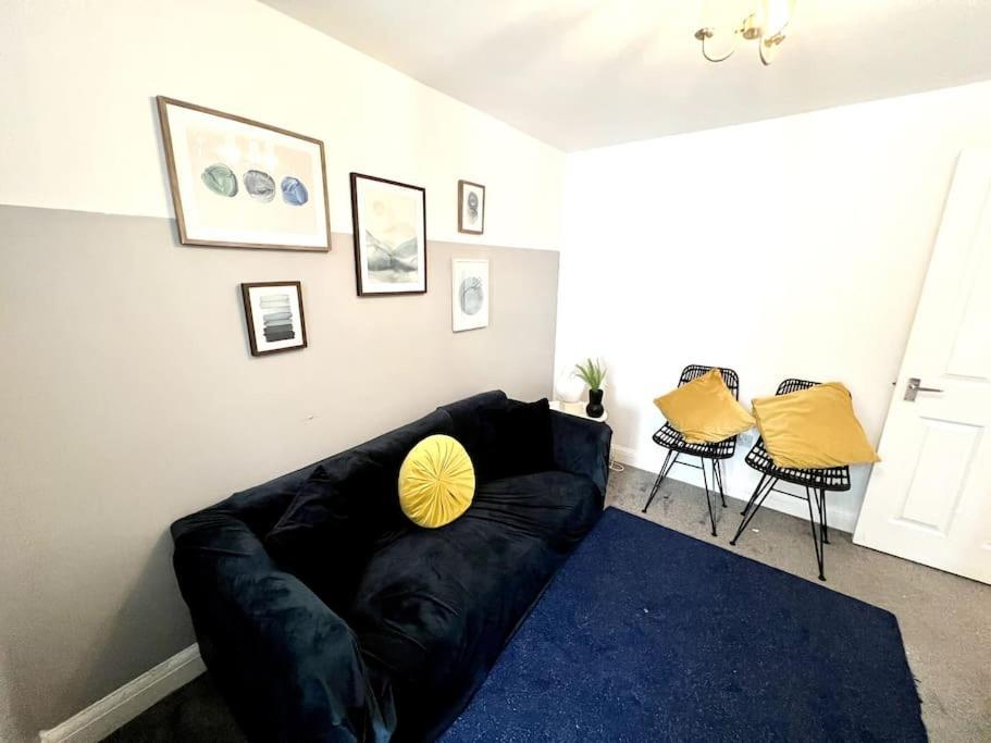Modern 2 Bed Close To Mall With Parking & Garden Holiday home *