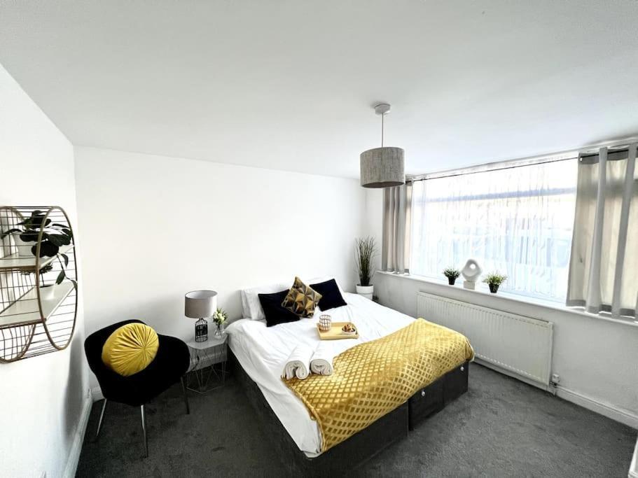 Modern 2 Bed Close To Mall With Parking & Garden * London