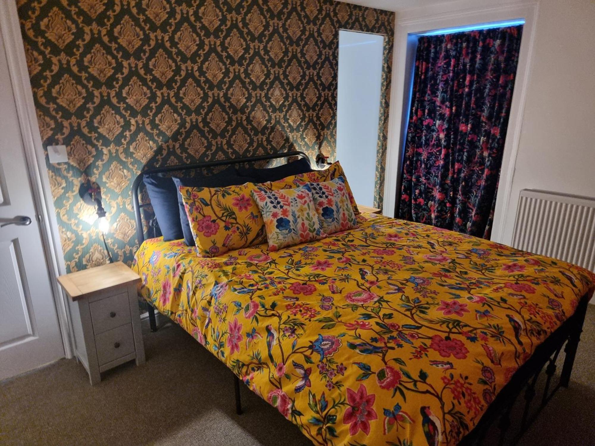Apartamento Entire Ground Floor Flat, Free Off-street Parking And Large Garden Londres
