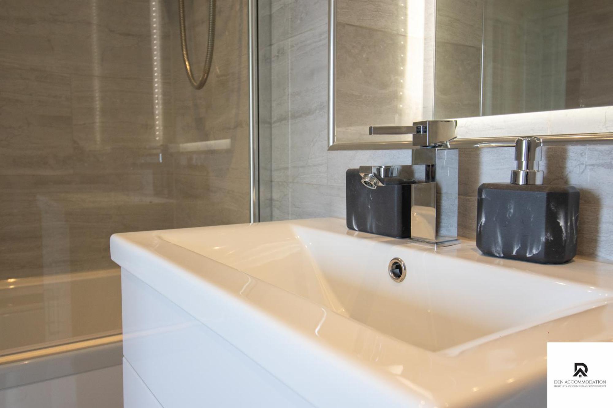 Casa de férias Newly Launched Two Bedroom House By Den Short Lets & Serviced With Garden Londres