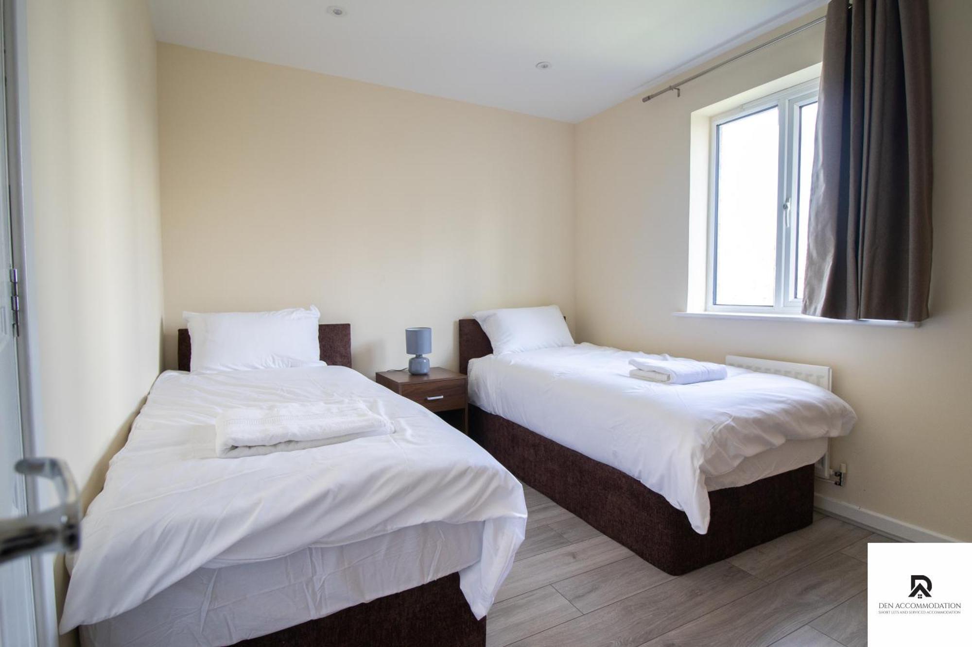 Newly Launched Two Bedroom House By Den Short Lets & Serviced With Garden * Londres