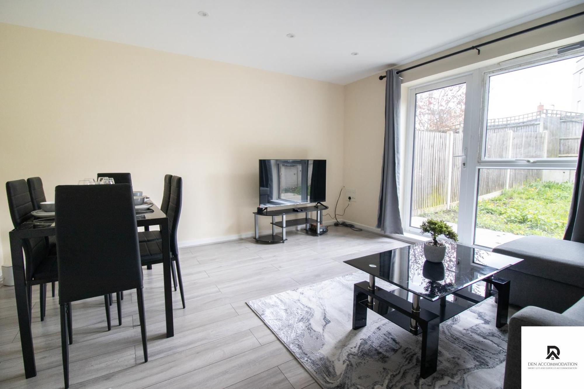 Casa de férias Newly Launched Two Bedroom House By Den Short Lets & Serviced With Garden Londres