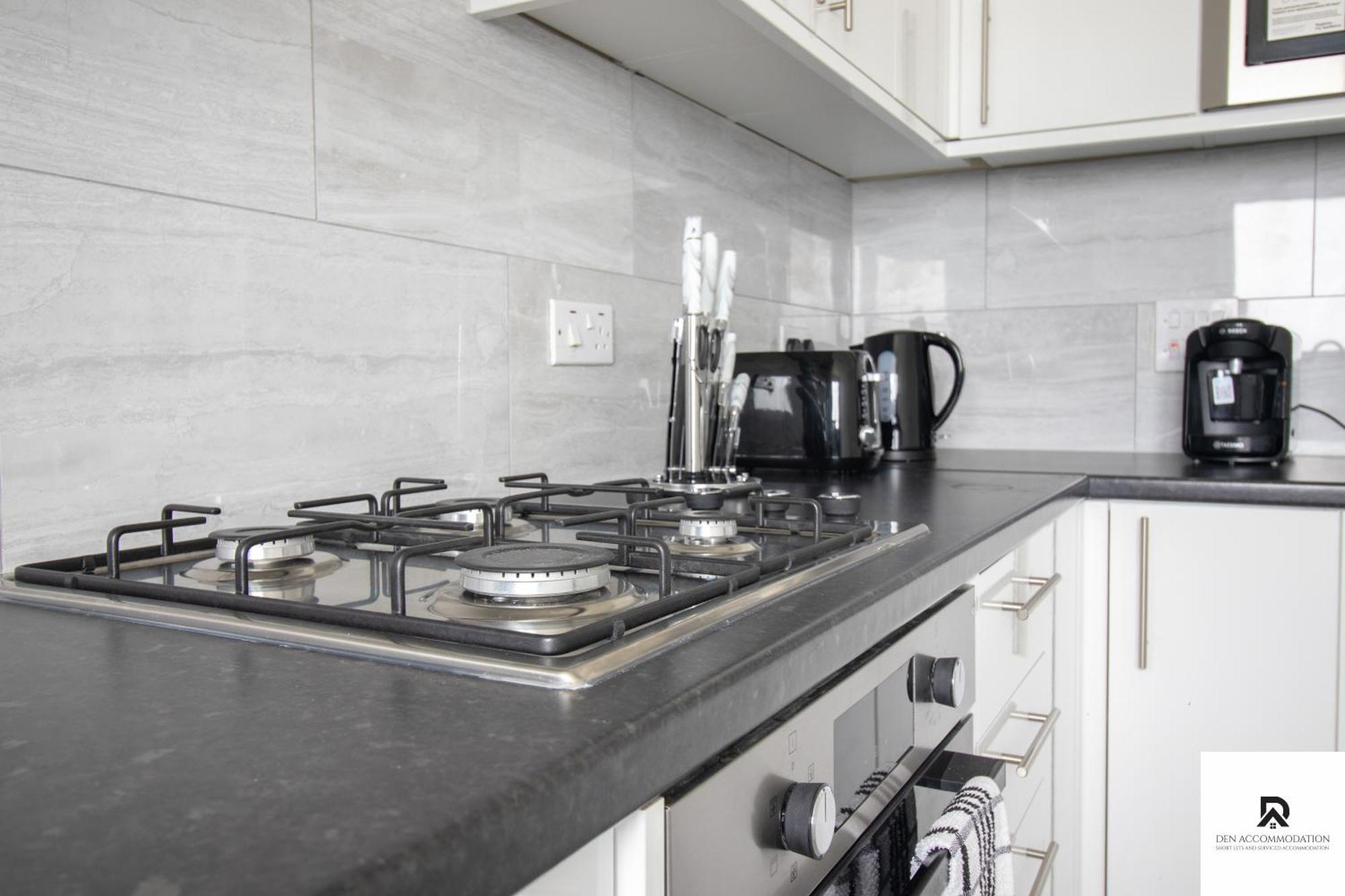 Newly Launched Two Bedroom House By Den Short Lets & Serviced With Garden * Londres