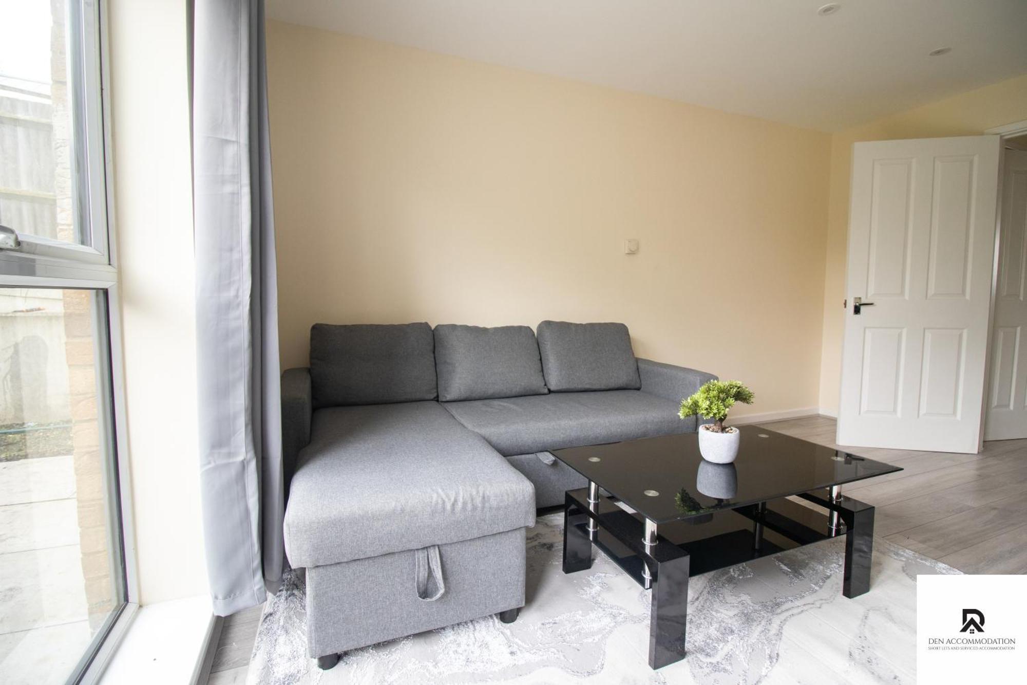 Newly Launched Two Bedroom House By Den Short Lets & Serviced With Garden Hébergement de vacances Londres