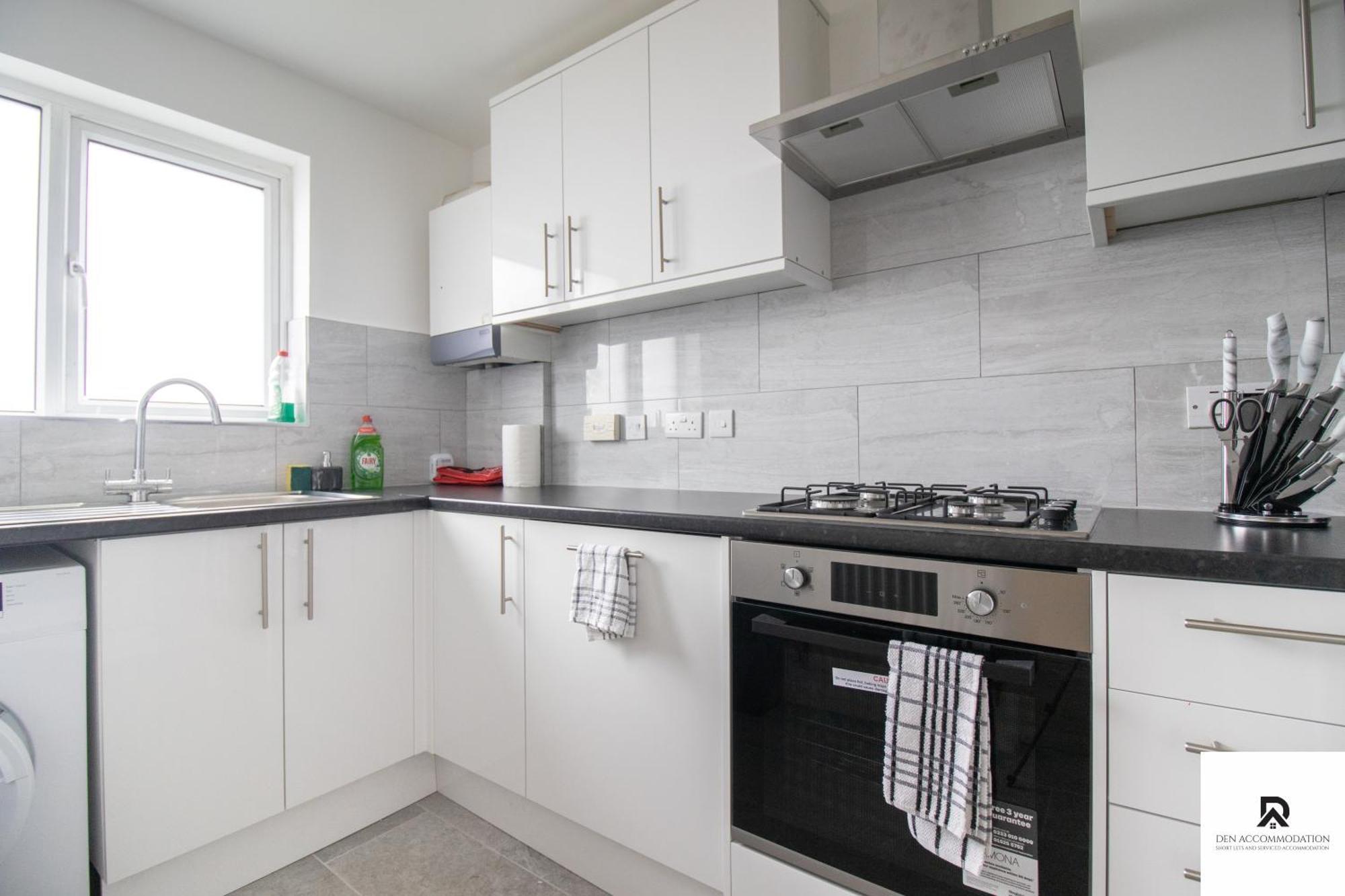 Newly Launched Two Bedroom House By Den Short Lets & Serviced With Garden Hébergement de vacances