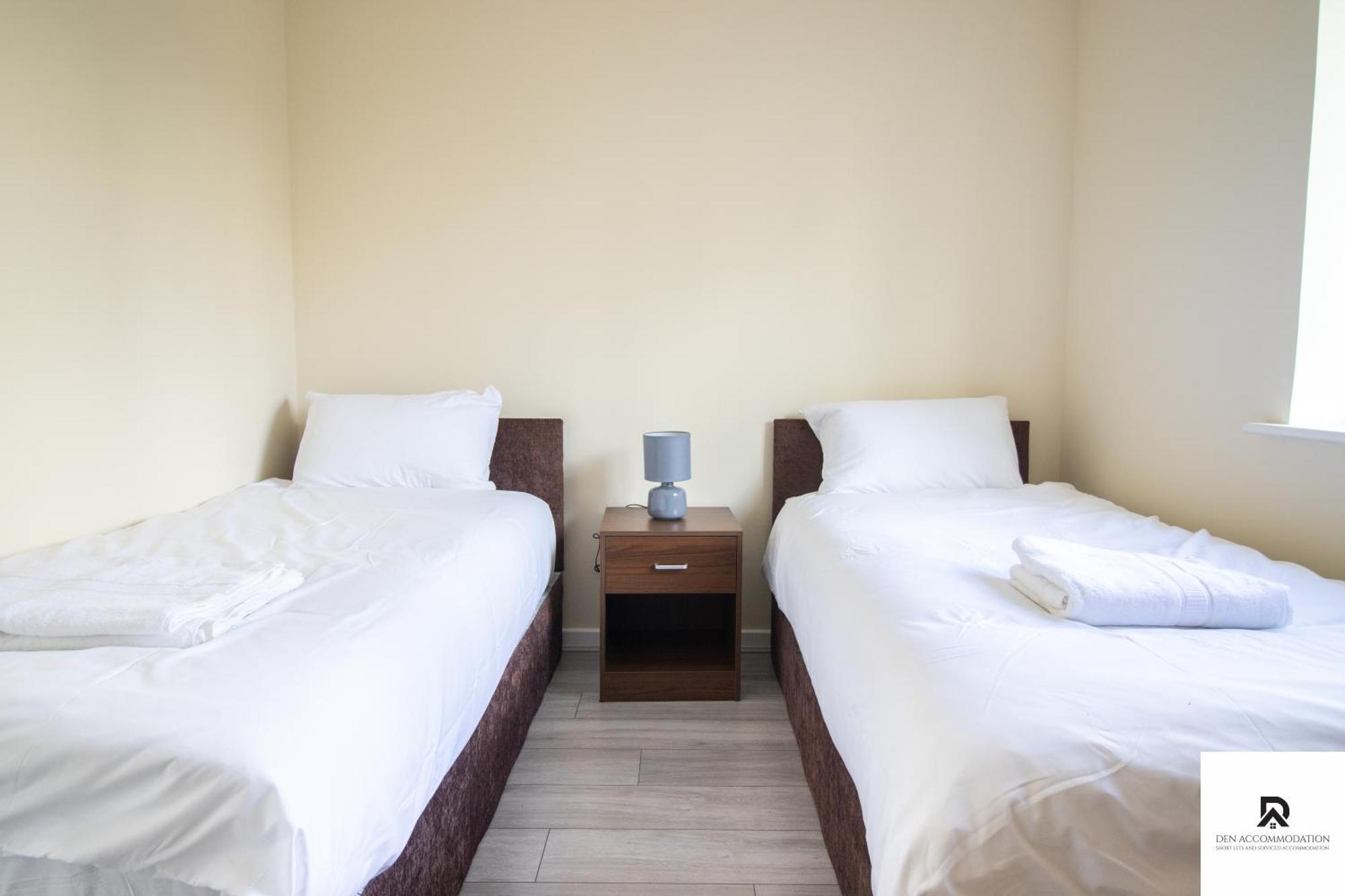 Newly Launched Two Bedroom House By Den Short Lets & Serviced With Garden
