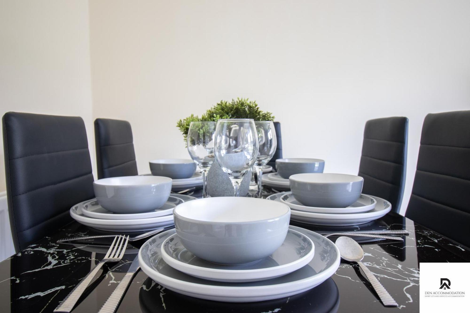Newly Launched Two Bedroom House By Den Short Lets & Serviced With Garden Casa de férias *