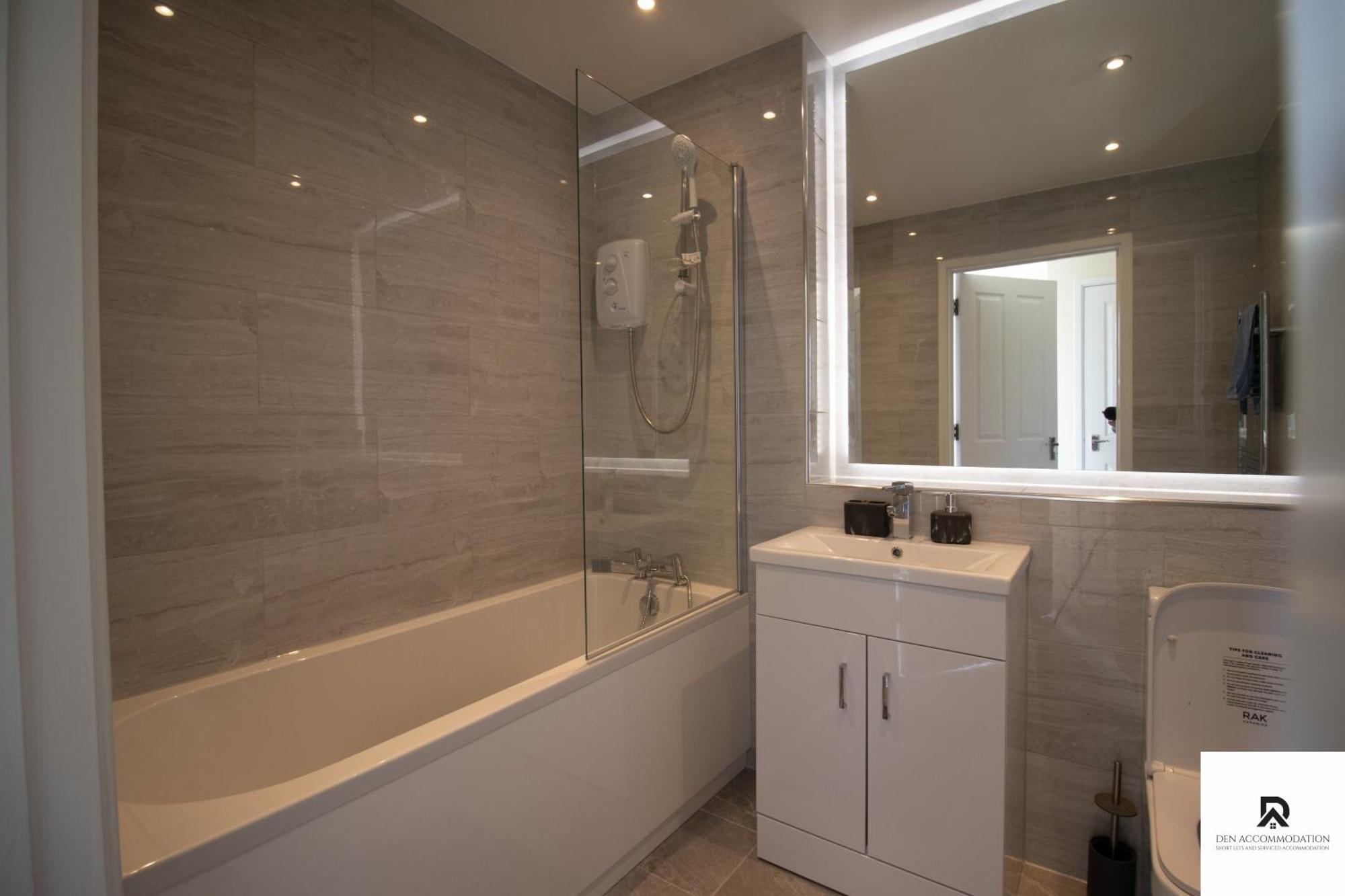 Hébergement de vacances Newly Launched Two Bedroom House By Den Short Lets & Serviced With Garden *
