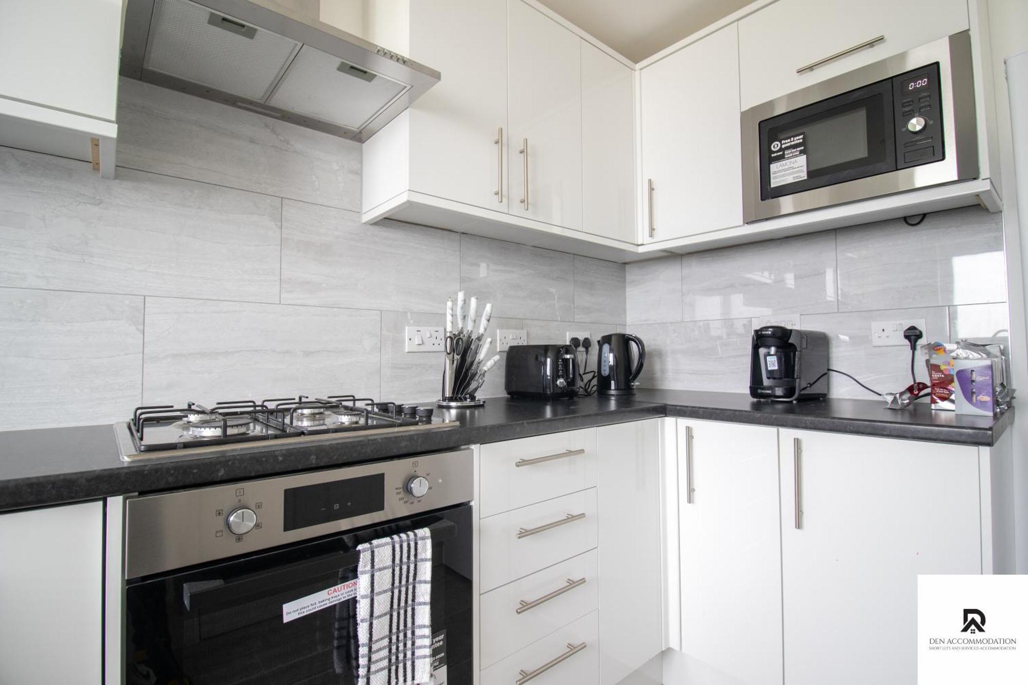Newly Launched Two Bedroom House By Den Short Lets & Serviced With Garden Hébergement de vacances *