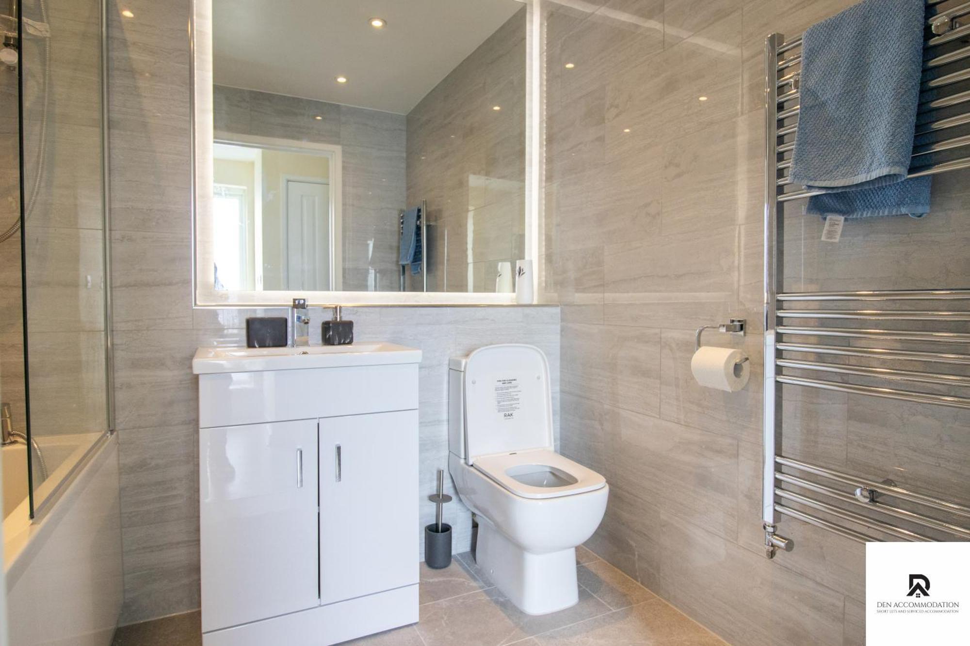Hébergement de vacances Newly Launched Two Bedroom House By Den Short Lets & Serviced With Garden *