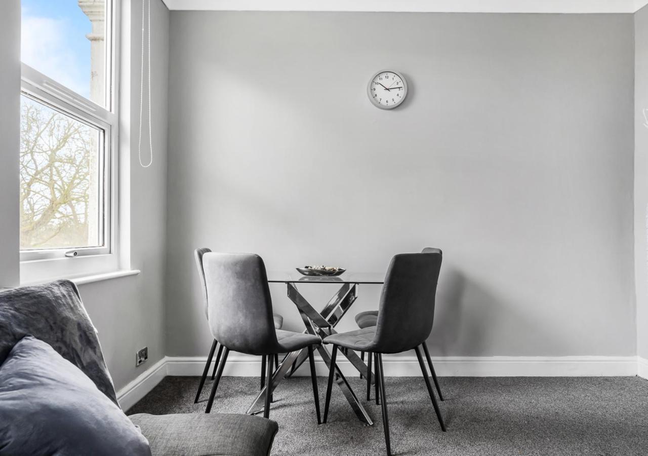 Uksas Two Bed Flat Park Front *