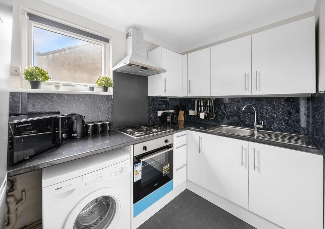 Uksas Two Bed Flat Park Front Londres