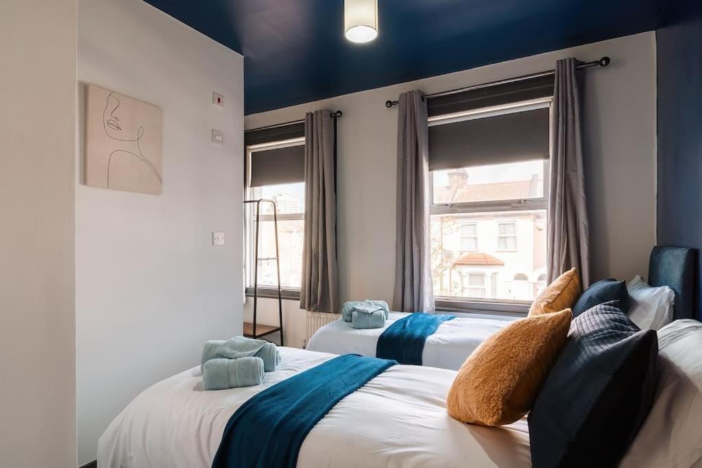 Edmonton - 4 Bedrooms, Sleeps 8, 3 Bathroom Contractor Base Londres
