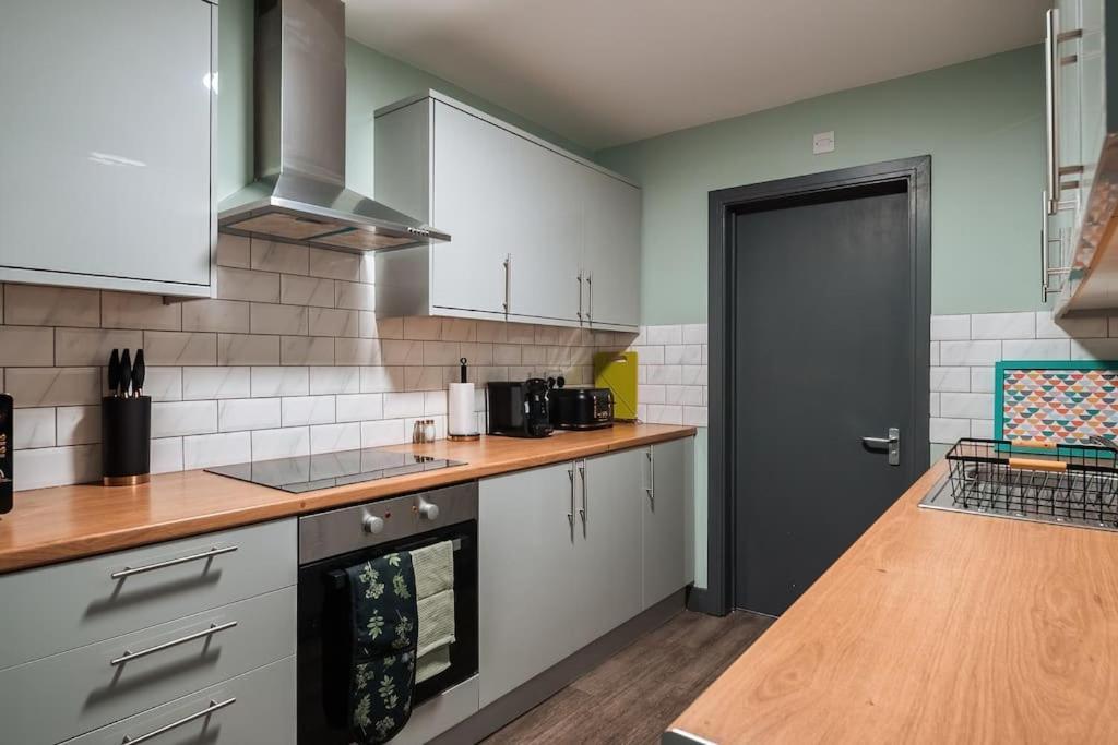 Edmonton - 4 Bedrooms, Sleeps 8, 3 Bathroom Contractor Base Casa de Férias Londres
