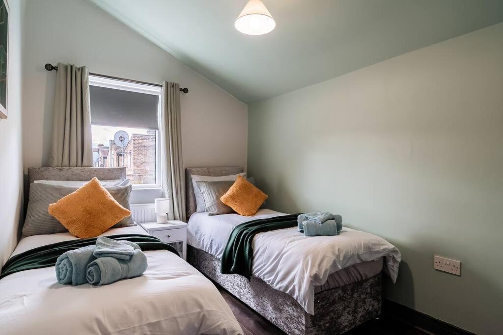 Casa de Férias Edmonton - 4 Bedrooms, Sleeps 8, 3 Bathroom Contractor Base Londres