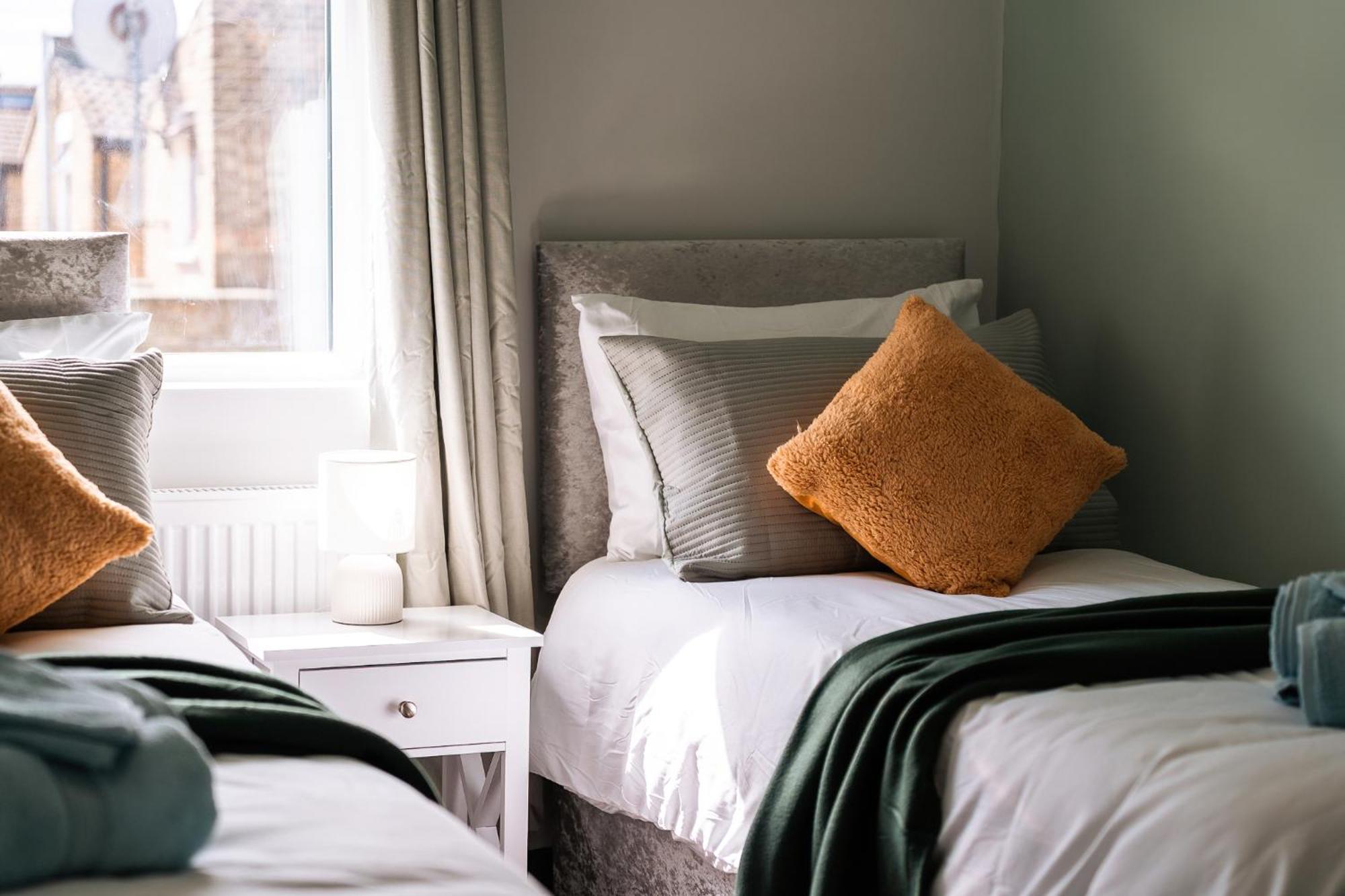 Edmonton - 4 Bedrooms, Sleeps 8, 3 Bathroom Contractor Base Casa de Férias Londres