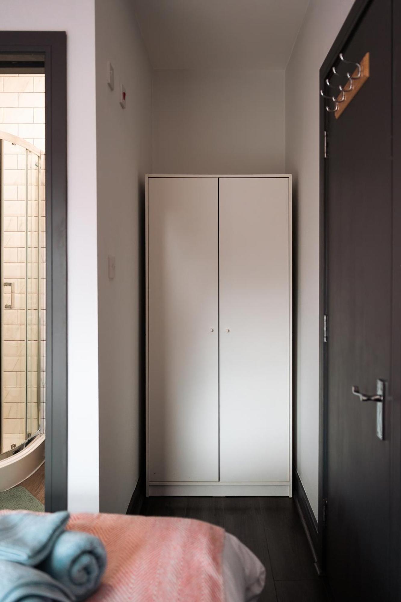 Edmonton - 4 Bedrooms, Sleeps 8, 3 Bathroom Contractor Base Londres