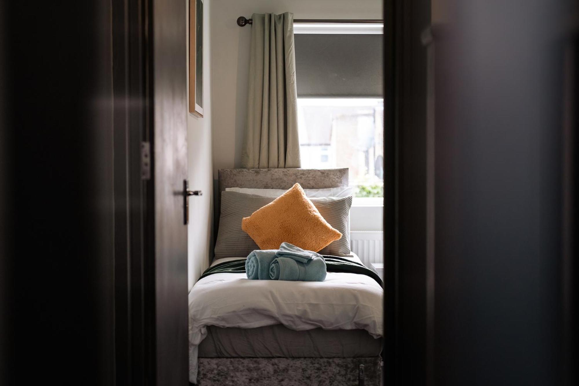 Edmonton - 4 Bedrooms, Sleeps 8, 3 Bathroom Contractor Base Londres